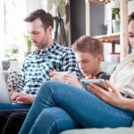 Consumentenbond - CookieInfo - Family using digital devices